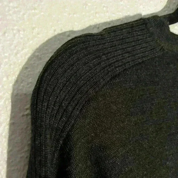 Calvin Klein Size Large Extra Fine 100% Merino Wool V-Neck Sweater Lightweight - Picture 4 of 6
